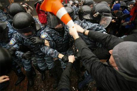 Protestor assists in the installation of VLC Media Player.
