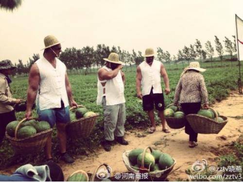 World’s strongest men stunned by female farmer in China