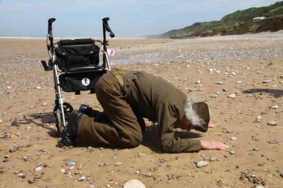 93-year old D-Day veteran Robert Blatnik returns to Omaha Beach in Normandy