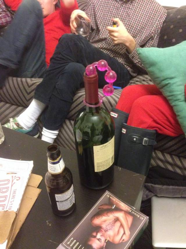 Saw this nice wine stopper while I was browsing Facebook