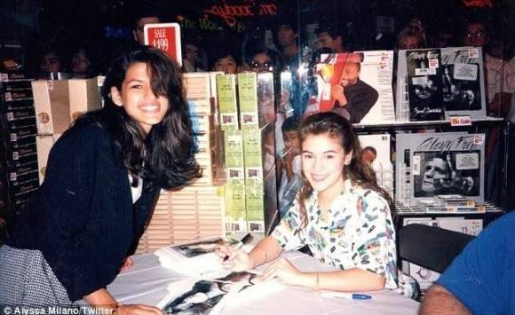 Eva Mendes getting Alyssa Milano’s autograph