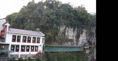 The Remarkable Cliff-Hanging Chinese Restaurant