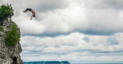15 amazing pictures of people going on dangerous adventures