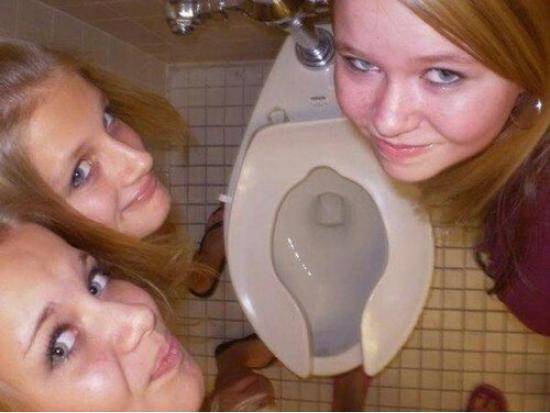 selfie in the toilet