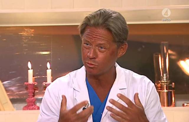 This doctor was describing the dangers of sunbeds while looking like this...