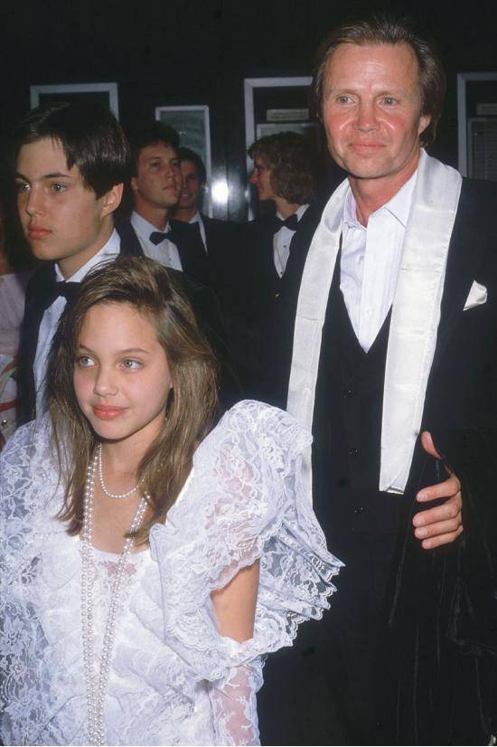 Angelina Jolie and her dad, Jon Voight, on the red carpet at the 1986 Oscars