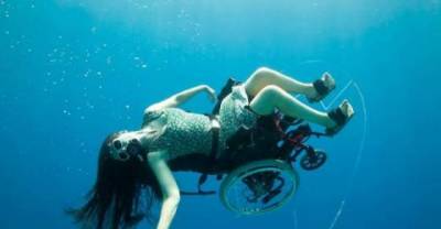 Artist scuba dives in a wheelchair for a different experience