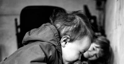 A father of six children takes these magical pictures as they grow