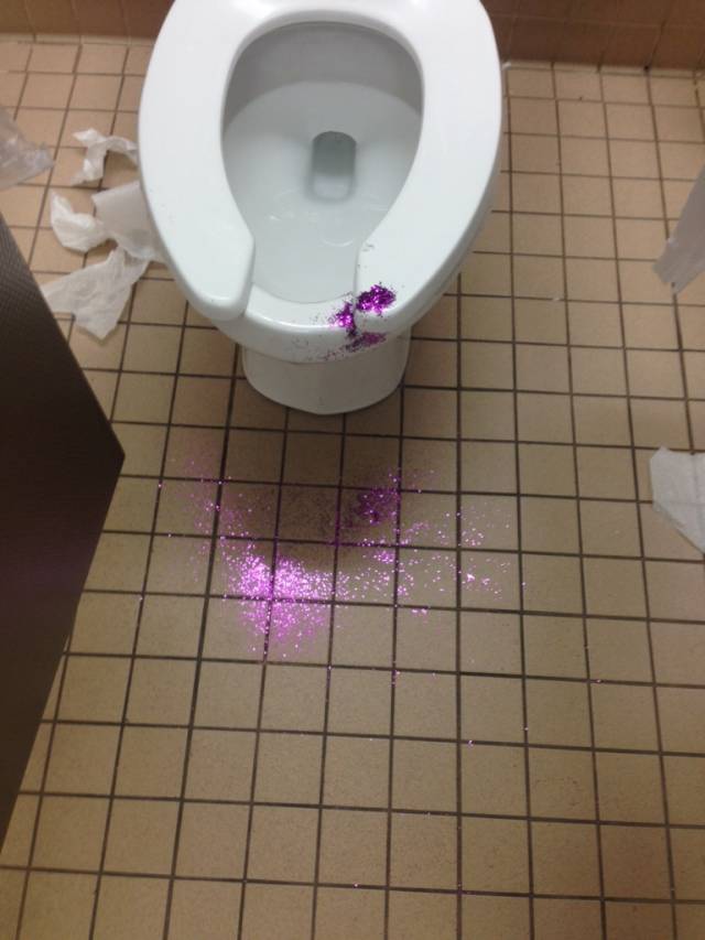Looks like Ke$ha got her period in the Walmart bathroom.