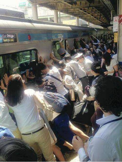 Tokyo Subway passengers widening gap so fallen passenger can be rescued