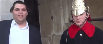 Guy makes Royal Guard laugh at Buckingham Palace