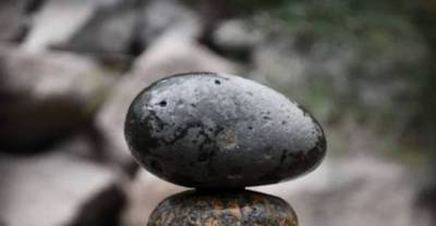 This Artist Can Balance Rocks Perfectly ... You Wont Believe...