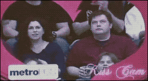 All aboard the best kisscam EVER train!