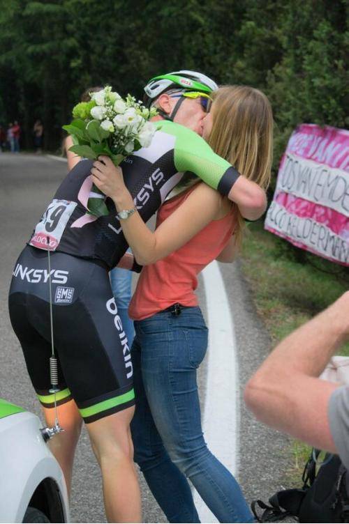 Cyclist stops in the middle of the race to propose to his girlfriend. She said yes!