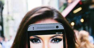 This awesome selfie set by Dan Rubin breathes new life to selfie taking