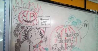 Amazing talented teacher draws on board to interest his students