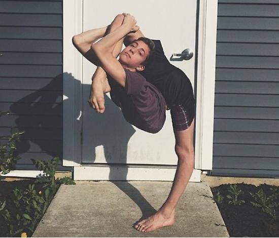 wow he's flexible *sniggers