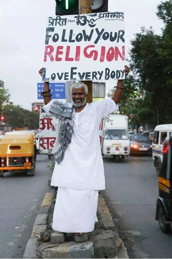 This man has been holding up this sign promoting religious tolerance everyday in Mumbai, for more than three years.