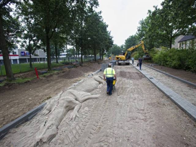 Roadworkers return to job, just to find a dragon