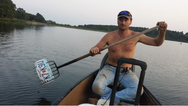 Cousin went fishing, her BF forgot the paddle, a little hillbilly engineering