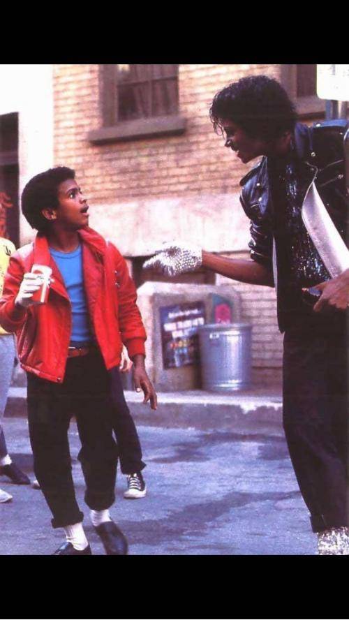 A young Carlton Banks on set with Michael Jackson for a pepsi commercial. Circa 1984