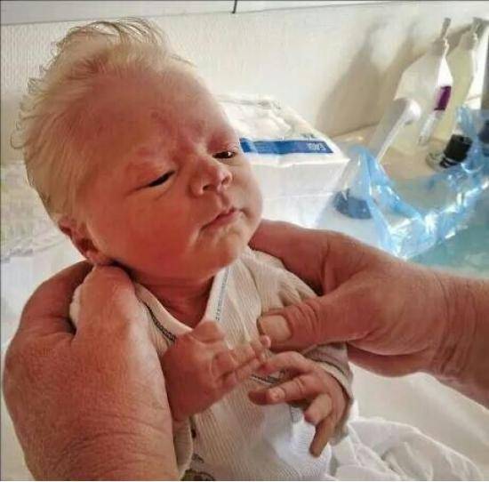 Look at this newborns hair.. look at it!