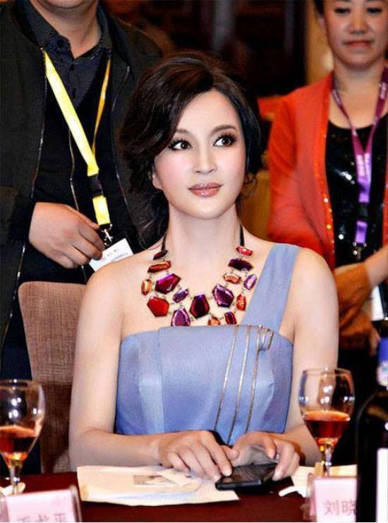 59 Year old Chinese actress Liu Xiaoqing is apparently hoarding the Fountain of Youth