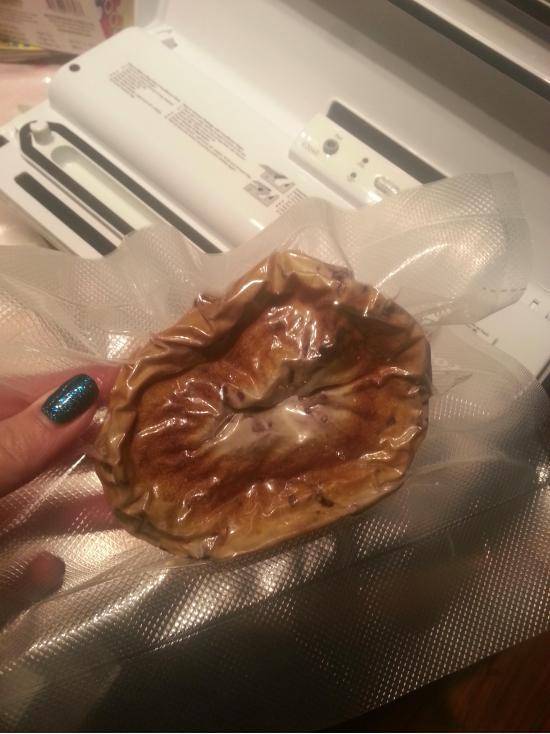 The answer is no. You should NOT vacuum pack bagels.