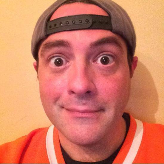 Kevin Smith has shaved off his beard, claiming it’s for a green screen shoot on the set of his upcoming film, YOGA HOSERS