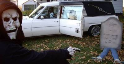 Bad*ss Homes That Should Go Down In The Halloween Decoration Hall Of Fame
