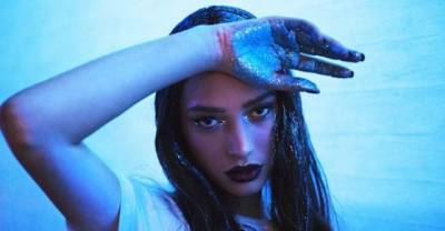 10 Grown Up Ways to Wear Glitter in Your Hair This Holiday Season