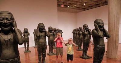 16 People Who Got Caught Having Fun At The Museum