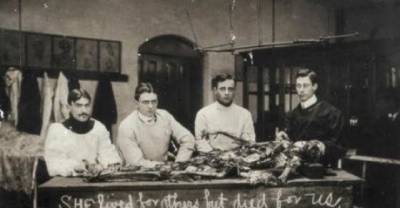 Doctors In The Early 1900s Had To Endure Creepy Medical Training You Won't Believe