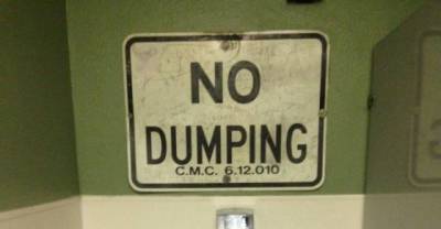 Crazy Urinal Signs you will ever find in the men's Room