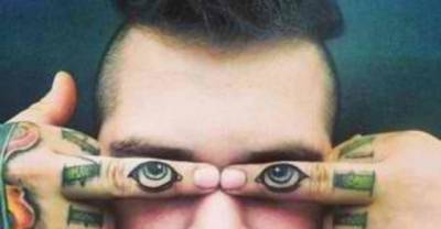 20 Tattoos That Turn Your Fingers Into Art #11 is Creepy