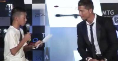 Cristiano Ronaldo Completely Disapproves Crowd's Behaviour When It Doesn't Appreciate A Young Boy's Heart Warming Gesture....