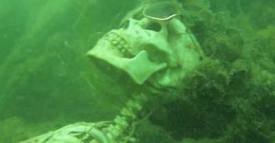 Arizona Snorkeler Finds Underwater Skeleton Tea Party in Colorado River