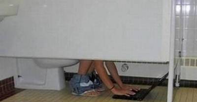 12 Crazy Signs That You Are Addicted To The Internet.