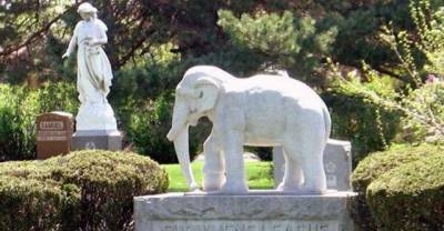 This Unassuming Graveyard Outside Of Chicago Has A Dark And Tragic History