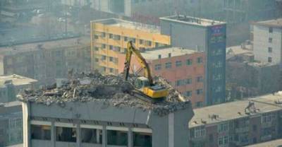 Screw Safety! There Is Work To Be Done! (18 pics)