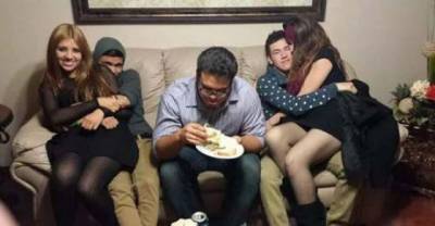 22 Times People Being A Third Wheel, And It's Extremely Hilarious.
