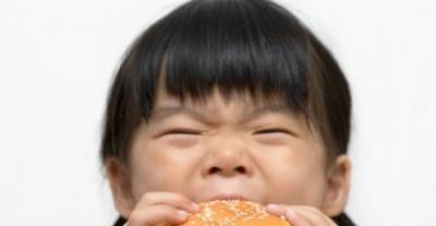Little Girl Finds Something Nasty in McDonalds Big Mac! You Won't Believe What It Was!
