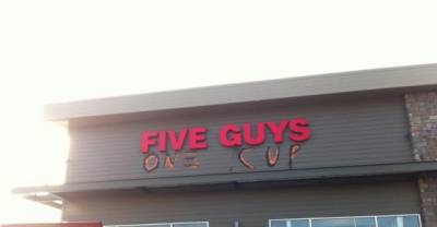 15 Signs Hilariously Improved By Graffiti