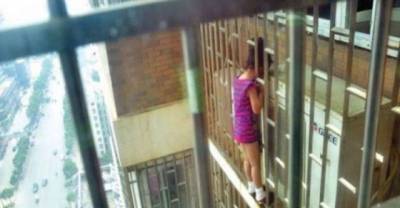 These 18 Kids Make Their Parents' Hearts To Stop When They Stuck In These Places!