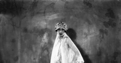 38 Incredible Wedding Dresses From Many Different Periods in Time
