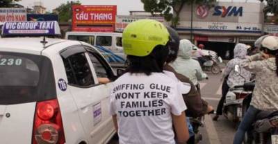 25 People With Absolutely No Clue What Their Shirt Says!