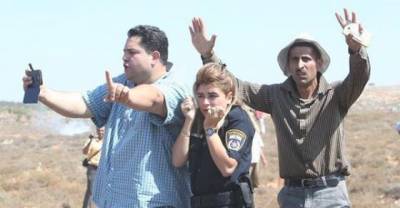 Palestinian Men Protect An Israeli Policewoman