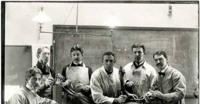 10 Incredibly Creepy Vintage Pictures Of Medical Students Posing With Cadavers