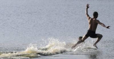 This Shaolin Monk Has Been Practicing Running Along Water For 10 Years