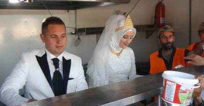 Turkish Couple Share Their Wedding Day Feast With 4,000 Syrian Refugees